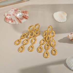Dettaglio degli orecchini a frangia bagnati in oro 18K con texture martellata