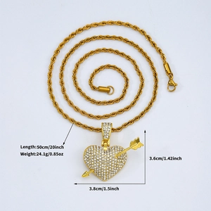 Goldene Herz-Halskette mit Pfeil-Anhänger und Zirkonia auf gedrehter Seilkette