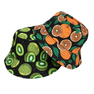 Wendbarer Fischerhut mit lebendigen Kiwi- und Orangen-Fruchtmustern auf Schwarz