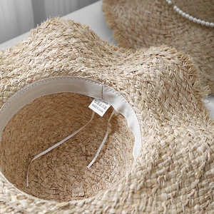 Cappello da sole in paglia di carta da donna con tesa larga, fiocco in pizzo e frange