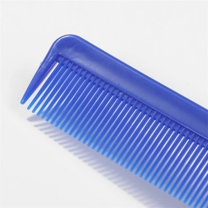 Dettaglio di un pettine a coda blu in plastica con denti fitti e punta in acciaio inox