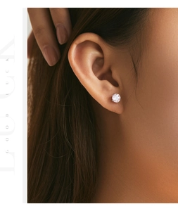 Gros plan d'un clou d'oreille en argent s925 avec diamant rond et serti à six griffes
