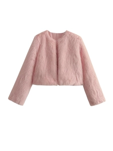 Détail de la veste en fausse fourrure rose montrant la texture et la doublure