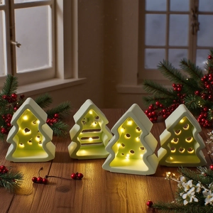 Set di 4 lampade a forma di albero di Natale in resina verde con luci LED calde