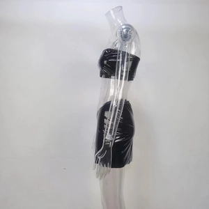 Détail de l'ensemble deux pièces noir brillant avec haut bustier et jupe moulante