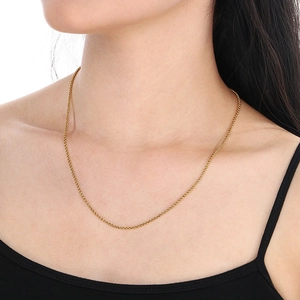 Elegante goldene Edelstahl-Perlenkette für Damen, präsentiert an einem Modelhals