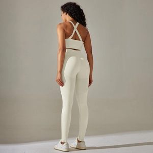 Detail von Cross-Back Sport-BH und atmungsaktiver Mesh-Leggings aus beigem Strickstoff