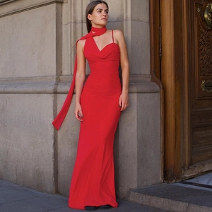 Robe longue rouge moulante élégante avec écharpe assortie et décolleté licou