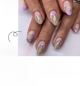 Dettaglio di unghie finte French lilla con decorazioni di margherite e lavanda fatte a mano