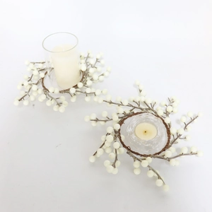 Couronnes de baies blanches avec bougeoirs en verre pour décoration de table de Noël