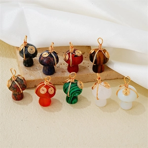 Lot de neuf pendentifs champignons en cristal fait main enveloppés de fil métallique
