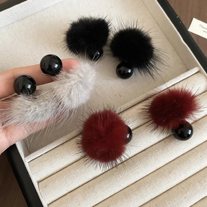 Boucles d'oreilles d'hiver en peluche bordeaux grise et noire avec billes de résine