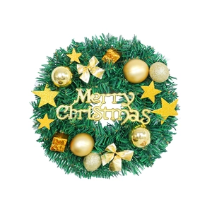 Couronne de Noël avec aiguilles de pin vertes, ornements dorés et signe Joyeux Noël