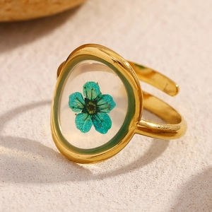 18K gold plated stainless steel open ring featuring a blue dried flower in resin