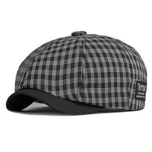Casquette gavroche classique à carreaux noir et blanc avec visière noire et étiquette