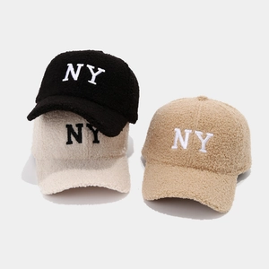 Casquettes de baseball pelucheuses avec broderie NY en noir, beige et camel