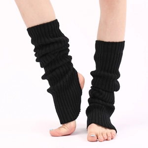 Nahaufnahme der schwarzen Yoga-Beinstulpen mit Fersenloch und weicher Strickstruktur