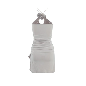 Vue détaillée du dos de la mini-robe gris clair avec fronces et licou croisé