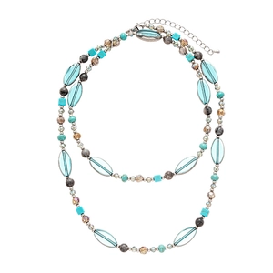 Vintage Perlen-Choker-Halskette mit hellblauen Steinen und Champagner-Kristallen auf weiß