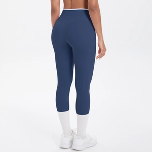 Détail du legging de yoga taille haute avec bordure contrastée et coupe sculptante