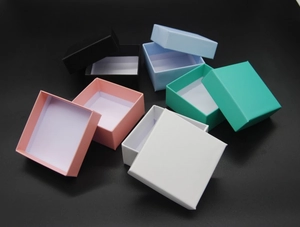 Boîtes à bijoux carrées multicolores en carton texturé avec intérieur en mousse blanche
