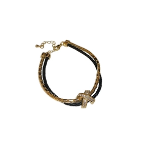 Bracelet croisé en chaîne plaqué or et cordon noir avec breloque X en zircon