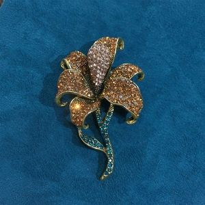 Vintage Lily Flower Brooch Alloy Sparkling 3A Rhinestones Floral Pin Jewelry For Coat Suit Jacket