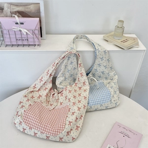 Gros plan de sacs fourre-tout à fleurs avec nœuds, dentelle et poche à carreaux