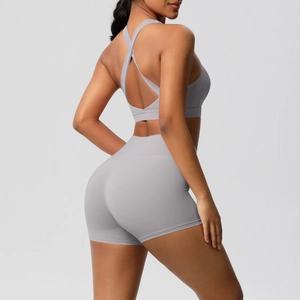 Detail von grauem Yoga-Set mit Racerback-Sport-BH und High-Waist-Push-Up-Shorts