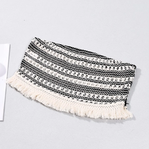 Détail du haut bandeau bohème en tricot avec motifs noir et blanc et longues franges