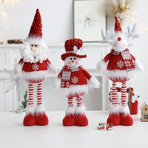 Dettaglio di Babbo Natale, Pupazzo di neve e Renna di peluche con paillettes e gambe a strisce