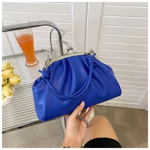 Détail du sac nuage plissé bleu roi avec fermoir métallique argenté et bandoulière chaîne