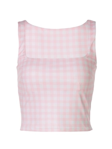 Gros plan d'un crop top à carreaux rose et blanc avec col carré et larges bretelles