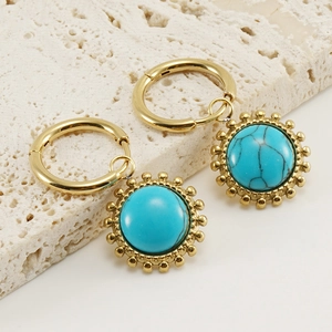 Détail de créoles en acier inoxydable doré 18K avec pierres turquoise de style boho