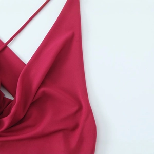 Elegante abito lungo rosso fluido con spalline sottili e consistenza setosa al tatto