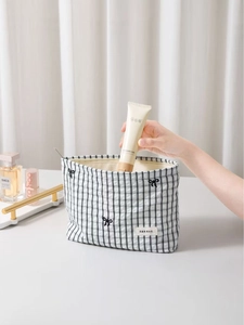 Borsa per cosmetici minimalista in tessuto a quadretti bianco e nero con ricamo a fiocco