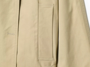 Dettaglio delle cuciture e della tasca sul tessuto twill kaki del trench da donna