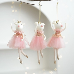 Trois élégantes souris suspendues avec tutus en tulle rose et couronnes dorées
