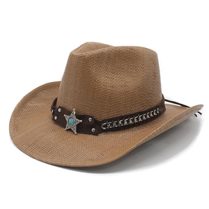 Détail d'un chapeau de paille western avec emblème étoile turquoise et ornements chaîne