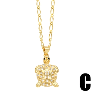 Elegante collana con ciondolo a tartaruga dorata con intarsio in zirconi scintillanti