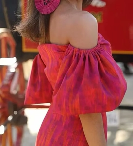 Detail von schulterfreiem Boheme-Set mit Batikmuster und Puffärmeln in Pink und Orange