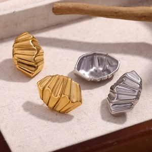 Boucles d'oreilles géométriques à rayures plaquées or 18 carats et argent sur plateau