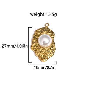 Vue détaillée du pendentif cœur fleur doré avec perle et mesures de 27mm de hauteur