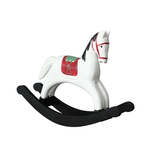 Statue de cheval à bascule nordique en bois blanc avec des détails sculptés à la main