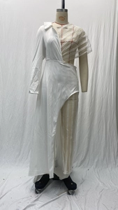 Détail d'une robe asymétrique blanche avec panneau en maille transparente et sequins