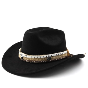 Détail d'un chapeau de cowboy avec bande étoilée et boucle métallique de tête de taureau