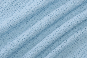 Vista macro del tessuto a maglia azzurro con trama a rete traforata e traspirante