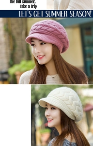 Dettaglio di cappelli in maglia rosa e beige con visiera per il calore invernale