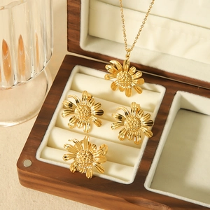 Parure de bijoux marguerite en titane plaqué or 18 carats avec collier et bague