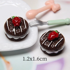 Miniatura di torta alle fragole in resina per artigianato fai-da-te e casa delle bambole